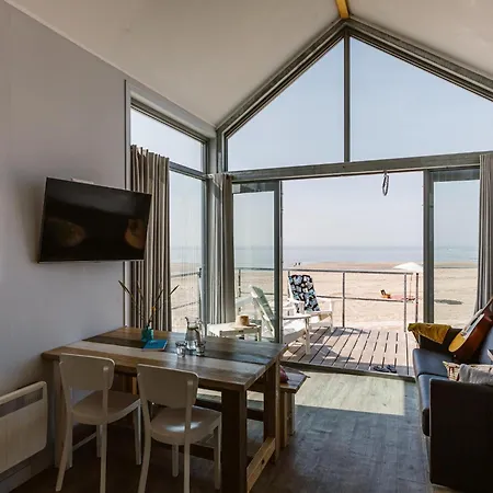 Beautifully Located On The North Sea Of بيت للعطل *